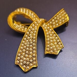 Elegant Gold and Pearl Bow Brooch